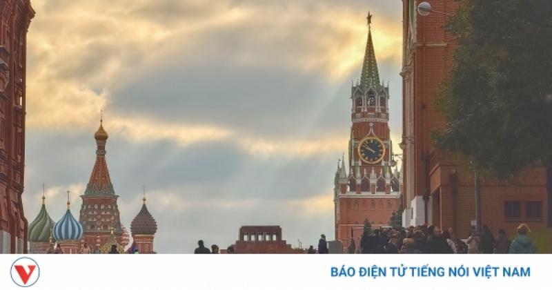 Quang truong Do Moscow voi Nha tho Bao ve Thanh Mau Vasily trong tuyet roi mua dong